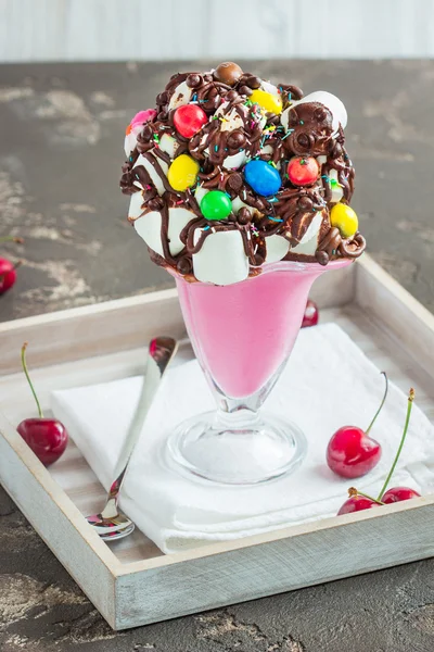 Koktajl z wiśnia, czekolada i porcję na talerzu — Zdjęcie stockowe