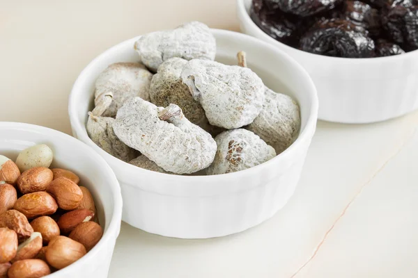 Variedad de frutos secos y frutos secos en un tazón blanco — Foto de Stock