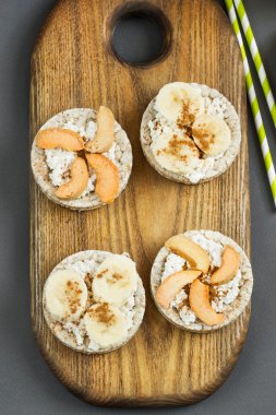 Vejetaryen ekmek meyve kesme tahtası üzerinde doldurma ile