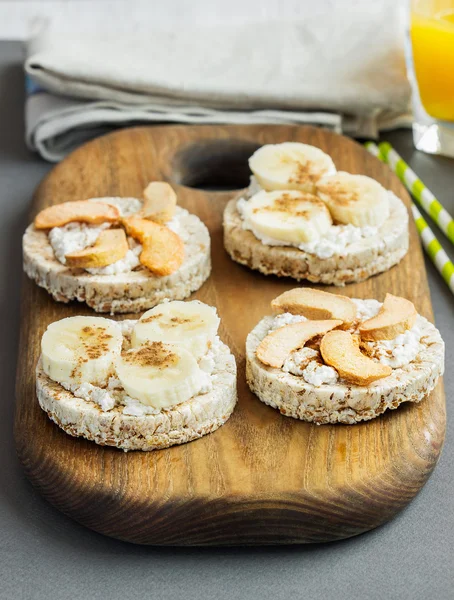 Pan vegetariano con relleno en una tabla de cortar con jui de naranja — Foto de Stock