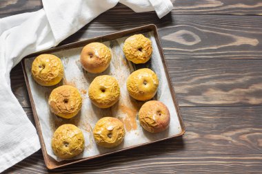 Taze Baked elma tarçın tahta arka plan ile