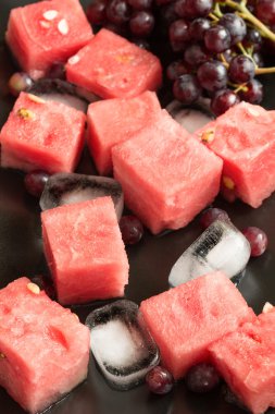 Dilimli karpuz, üzüm buz bir tatlı p dilimleri ile