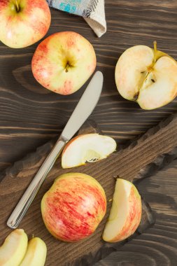 Ev yapımı elma bir ahşap tahta üzerinde tüm ve dilimlenmiş