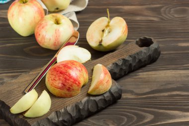 Ev yapımı elma ahşap arka plan üzerinde tüm ve dilimlenmiş