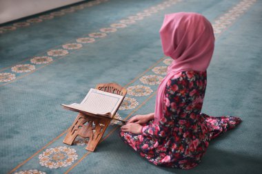 Genç Müslüman kıble yönünde oturan Kur'an, diz eller okur, dua biten, şahit, dua Rukn