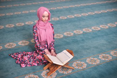 Genç Müslüman kıble yönünde oturan Kur'an, diz eller okur, dua biten, şahit, dua Rukn