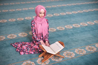 Genç Müslüman kıble yönünde oturan Kur'an, diz eller okur, dua biten, şahit, dua Rukn