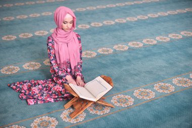 Genç Müslüman kıble yönünde oturan Kur'an, diz eller okur, dua biten, şahit, dua Rukn