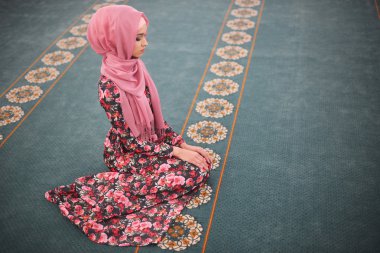 Genç Müslüman kadın kıble yönünde oturuyor, diz eller, dua biten, tanık, dua Rukn