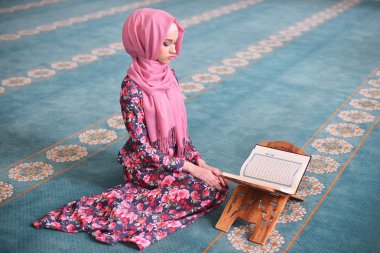 Genç Müslüman kıble yönünde oturan Kur'an, diz eller okur, dua biten, şahit, dua Rukn