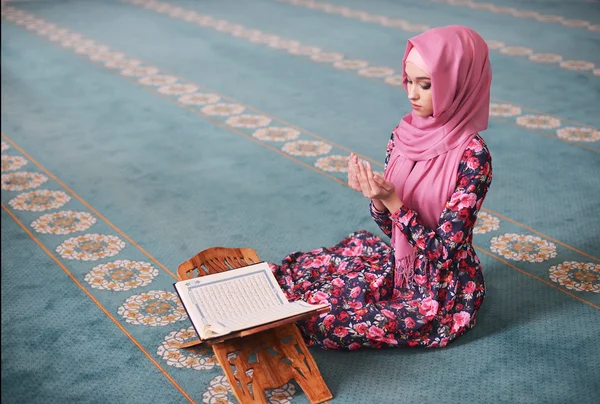 Jovem muçulmano lê o Alcorão, sentado na direção da Qibla, suas mãos diante dele em súplica, terminando oração, testemunha, oração Rukn — Fotografia de Stock