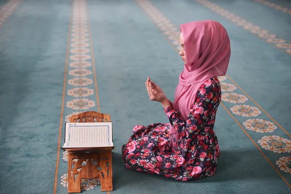 Muslimska ungdomar läser Koranen, sitter i riktning mot Qibla, händerna före honom i bön, slutar bön, bevittna, bön Rukn — Stockfoto