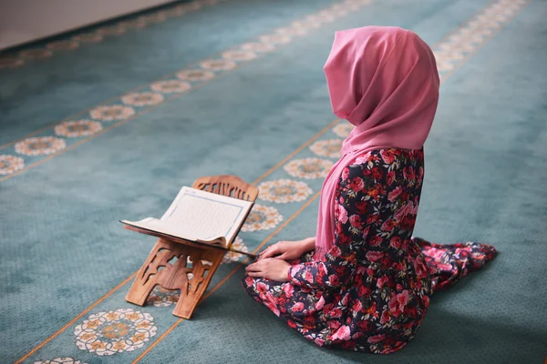 Jovem muçulmano lê o Alcorão, sentado na direção da Qibla, mãos nos joelhos, terminando oração, testemunha, oração Rukn — Fotografia de Stock