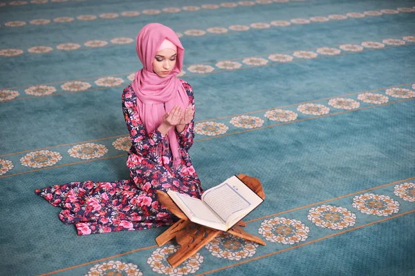 Młodych muzułmańskich czyta Koran, siedząc w kierunku Qibla, ręce przed nim w błaganiu, kończące modlitwy, świadek, modlitwa Rukn — Zdjęcie stockowe