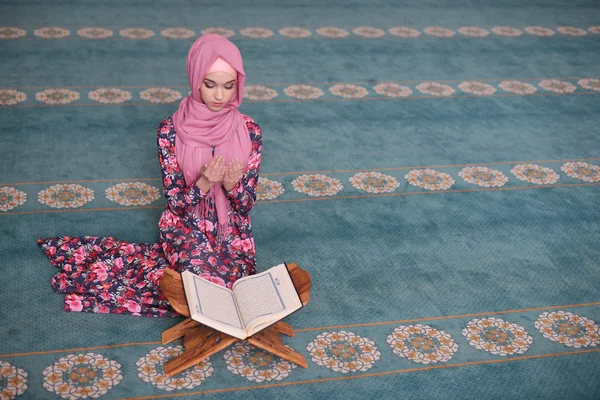 Jovem muçulmano lê o Alcorão, sentado na direção da Qibla, suas mãos diante dele em súplica, terminando oração, testemunha, oração Rukn — Fotografia de Stock