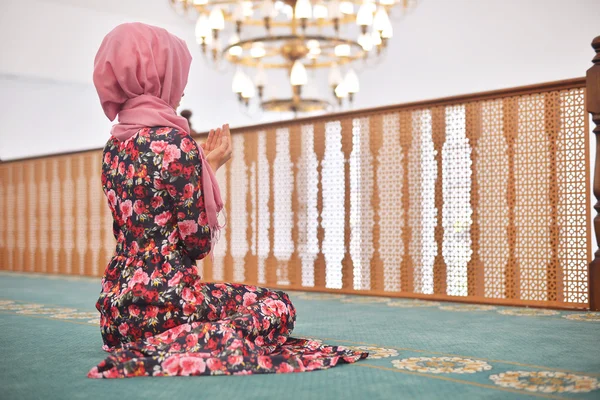 Junger Muslim, der in einer Moschee betet, in Richtung der Qiblah sitzt, die Hände hebt, das Gebet beendet, Zeugnis ablegt, Gebet rukn — Stockfoto