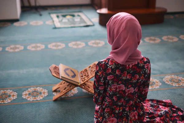 Young Muslim reads the Koran, sitting in the direction of the Qibla, hands on knees, ending prayer, witness, prayer Rukn, back to me — Stock Photo, Image