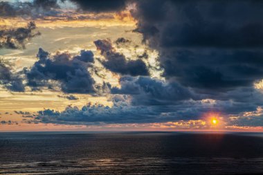 Gün batımında Kosta Rika, Pasifik Okyanusu üzerinde dramatik bir gökyüzü