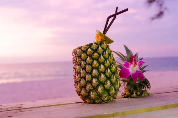 Exotischer Cocktail am Strand bei Sonnenuntergang lizenzfreie Stockbilder