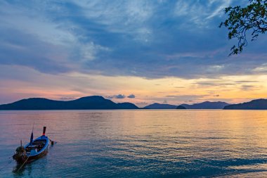 Pan Wa üzerinde gün batımında balıkçı tekneleri