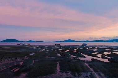 Pan Wa üzerinde gün batımında balıkçı tekneleri