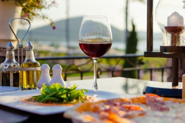 Manzaralı lüks restoranda İtalyan yemekleri 