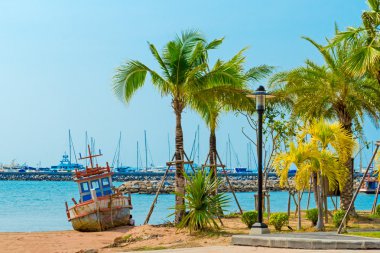 Pattaya beach teknede eski rusted 