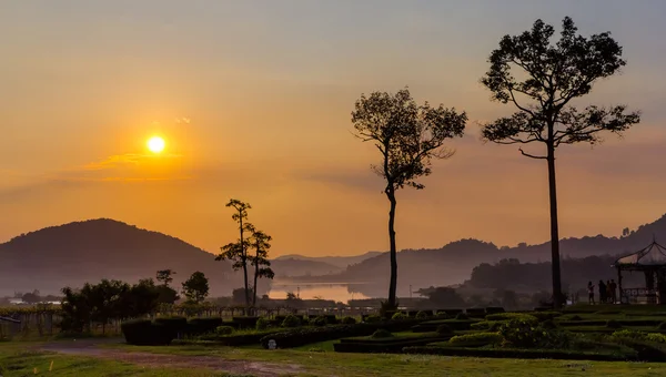 Altın gümüş Gölü Pattaya günbatımında — Stok fotoğraf