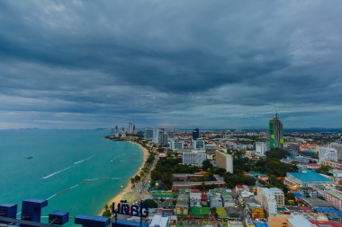 Akşam yüksek noktadan Pattaya şehir manzaralı