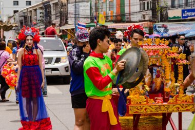 Sokak performans için Çince Aç Hayalet Festivali (Por Tor) bir
