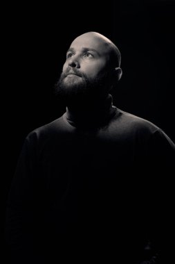 Beyaz tişörtlü adam