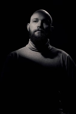 Siyah kapüşonlu genç sakallı adam