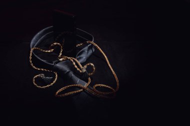 Altın zincirli altın mücevherler ve kolye.