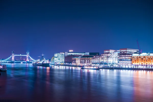 Uitzicht op de tower bridge en Hms Belfast van london bridge — Stockfoto