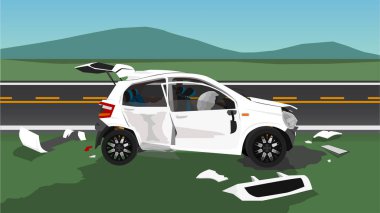 Beyaz hatchback arabasının kazası her taraftan hasar görmüş. Yol kenarına park ettim. Parçalar yerlere saçılmış. Motor yağı yere sızıyor. geniş açık çayırlar ve dağların arkaplanı