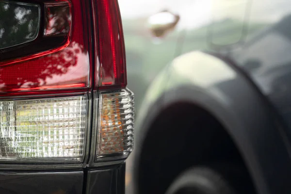 Κοντινό Πλάνο Φως Διαδρομής Του Αυτοκινήτου Στο Πάρκινγκ Θολή Άλλων — Φωτογραφία Αρχείου