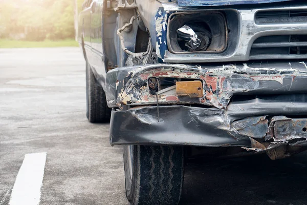 道路事故によるフロント車の損傷 前後射出部品が破損していました ヘッドライトがひどく損傷した — ストック写真
