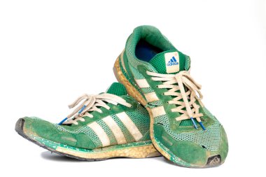 Rayong Tayland, 8 Ağustos 2021: Spor ayakkabıları için Adidas modeli Adios yeşili.