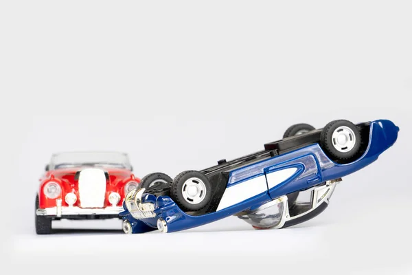 Samochody Się Rozbiły Przewróciły Czerwone Niebieskie Zabawki Wykonane Stali Izolowanym — Zdjęcie stockowe