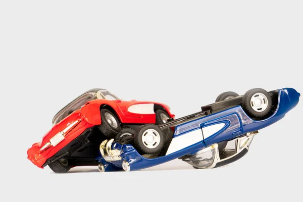 Samochody Się Rozbiły Przewróciły Czerwone Niebieskie Zabawki Wykonane Stali Izolowanym — Zdjęcie stockowe