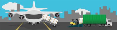 Malları taşıma ve boşaltma. Taşıyıcı boyunca uçaktan kayan konteynırlar. Forklift arabaları konteynırları konteynır kamyonlarına yükler. Arka plan için havalimanı ve şehir.
