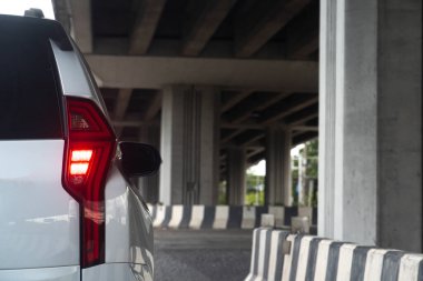 Arka taraftaki beyaz renkli araçlar yolculuğun amacına doğru ilerliyor. Yükseltilmiş bir köprünün altındaki kavşağa park ettim. Dönüş freni ışığıyla.