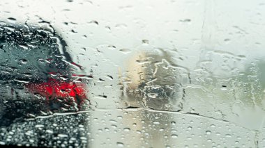 Temiz sahil bölgesi, berrak mavi gökyüzü ve kıyı kayaları bariyeriyle turkuaz deniz. Rayong Tayland 'da parlak bir atmosferle seyahat etme zamanı..