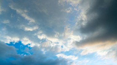 Karışık Aydınlık ve Kara Bulutlu Dinamik Gökyüzü. Geniş açı çekimi, bulutlarla dolu dramatik ve çalkantılı bir gökyüzünü yakalar..