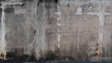 Duvardaki alçılı duvarın arka planı. Tuğlaların kalıbını ortaya çıkarıyor. Yaşlılık ve liken lekeleri var..