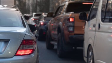 Yoğun trafik sıkışıklığı, kalabalık arabalar ve gündüz vakti bir kamyonet. Bangkok Tayland gibi kalabalık bir metropolde şehir trafiği ve ulaşım sorunları.