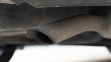 Yüksek açı ve aracın egzoz borularını kapatın. Cilalı krom kaplamalı. Gösterişli metalik tasarımı ve arabanın arka tamponuna temiz entegrasyonu gösteriyor..