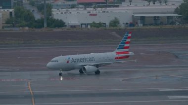Sky Harbor Havaalanı 10-11-2025 Phoenix, AZ USAAmerican Airlines Airbus A316 N826AW Phoenix Sky Harbor Intl 'deki 7L numaralı pist. Havaalanı