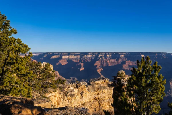 Sabahın erken saatlerinde Kuzey Arizona 'daki Büyük Kanyon' un engebeli ve görkemli arazisi