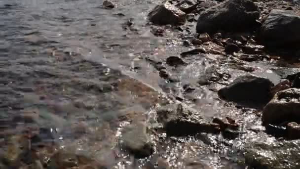 Vagues de mer s'écrasant sur la plage de pierre — Video